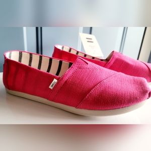TOMS Bright Fuchsia Alpargatas, size women's 7, new